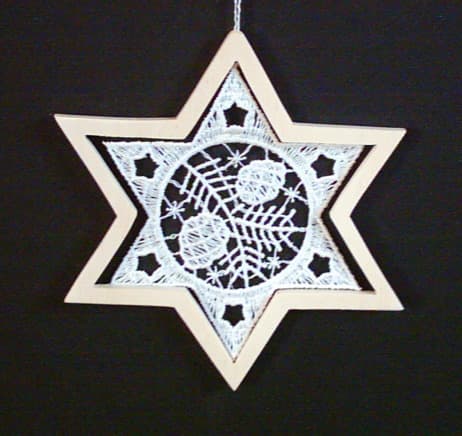 Fensterbild Plauener Spitze Stern mit dekorativen Holzrahmen
