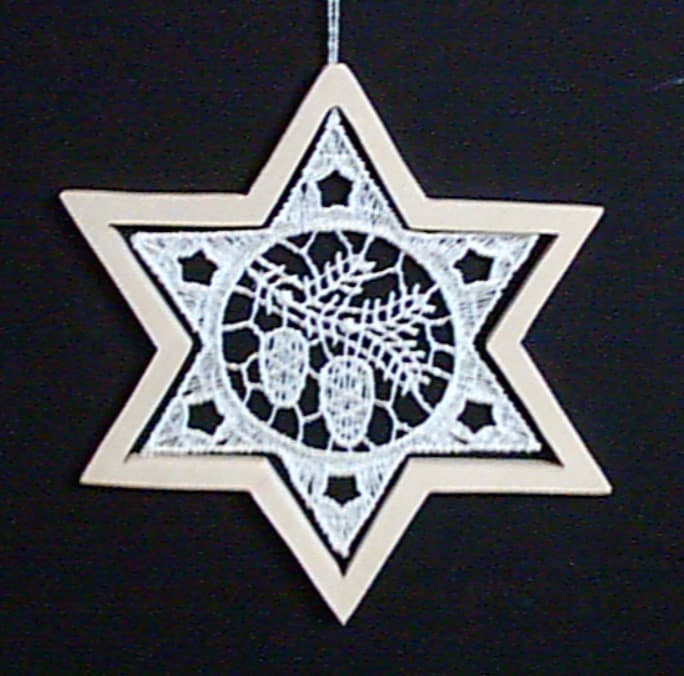 Fensterbild Plauener Spitze Stern mit dekorativen Holzrahmen