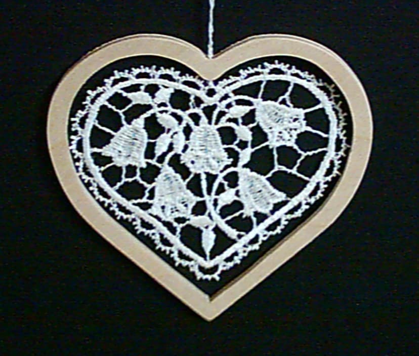 Fensterbild Plauener Spitze Herz mit dekorativen Holzrahmen