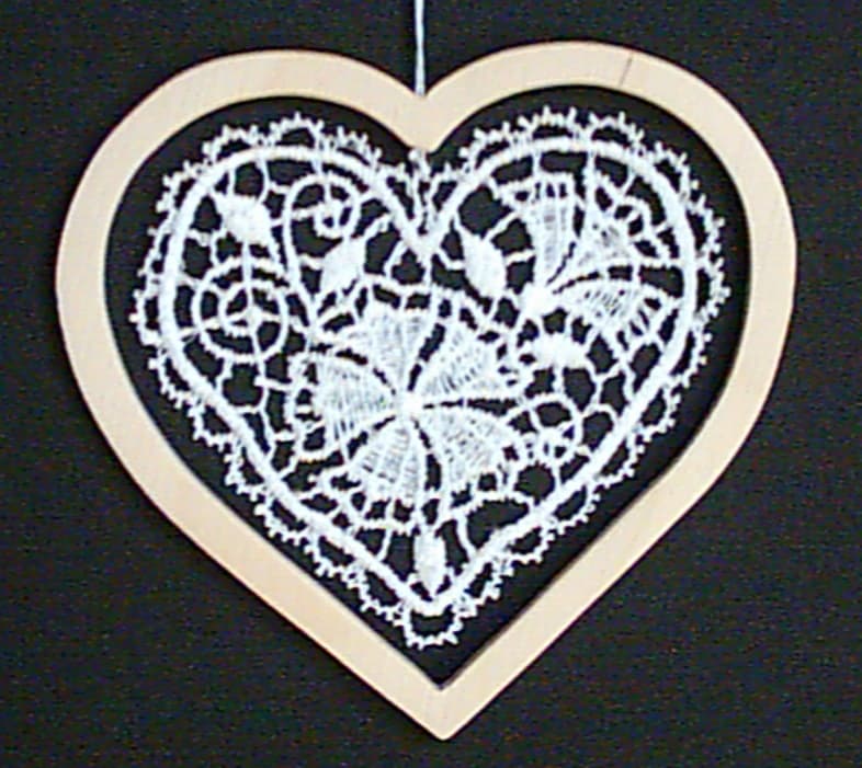 Fensterbild Plauener Spitze Herz mit dekorativen Holzrahmen