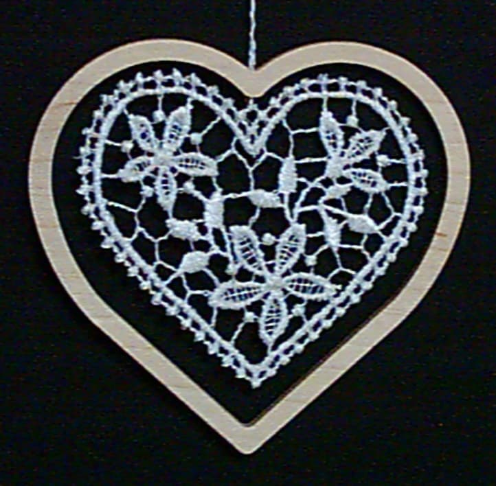 Plauener Spitze Herz mit dekorativen Holzrahmen