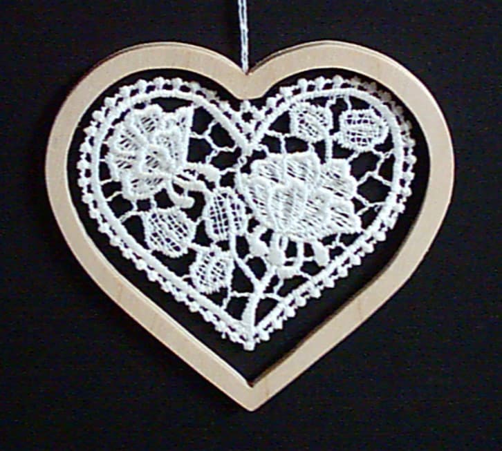 Plauener Spitze Herz mit dekorativen Holzrahmen