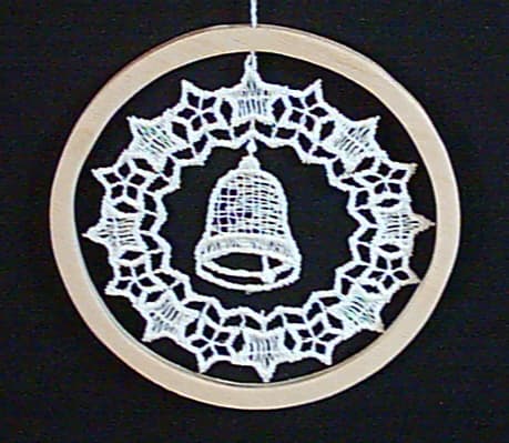 Plauener Spitze rund mit dekorativen Holzrahmen