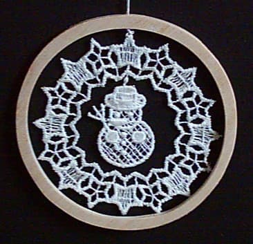 Plauener Spitze rund mit dekorativen Holzrahmen